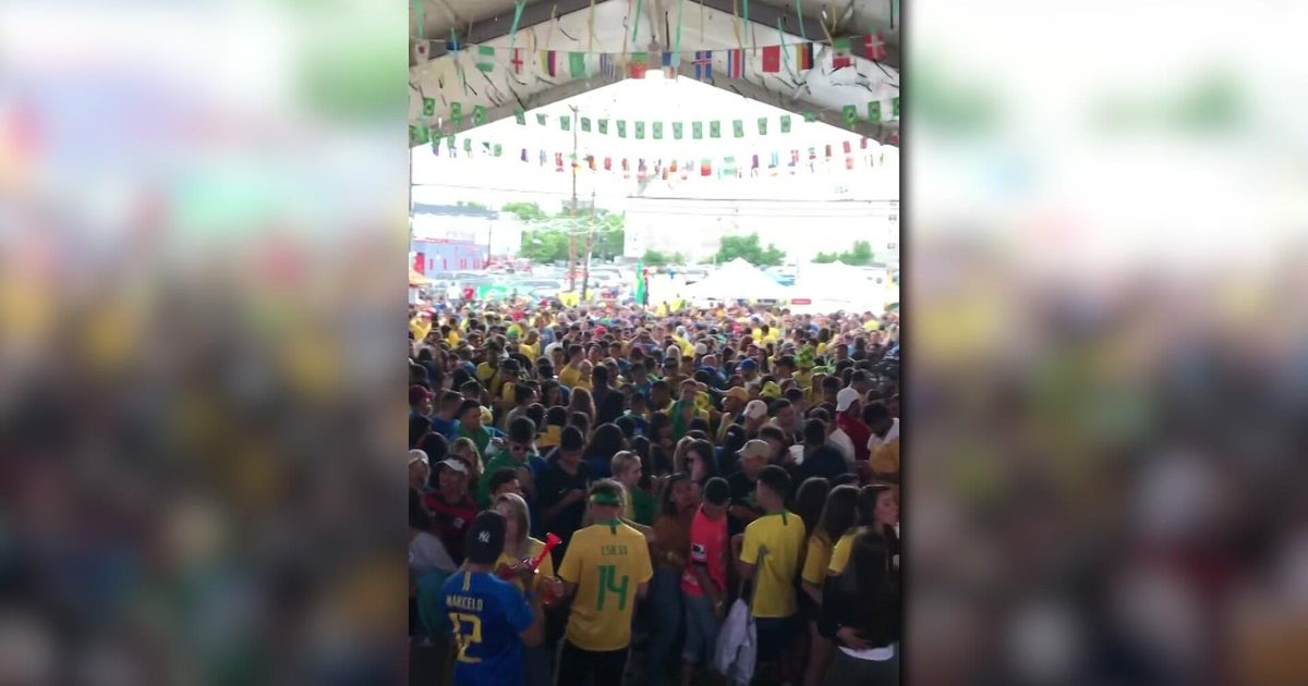Torcida brasileira lotando festa de Copa do Mundo em churrascaria de Newark, Nova Jersey